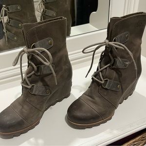 Sorel Joan of Arctic Wedge lace up boots. Women's US size 9. Worn once.
